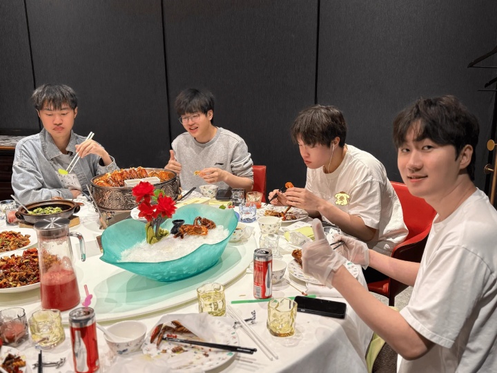 BLG分享赛后聚餐趣事：丹尼把身上的小棉袄给Bin穿